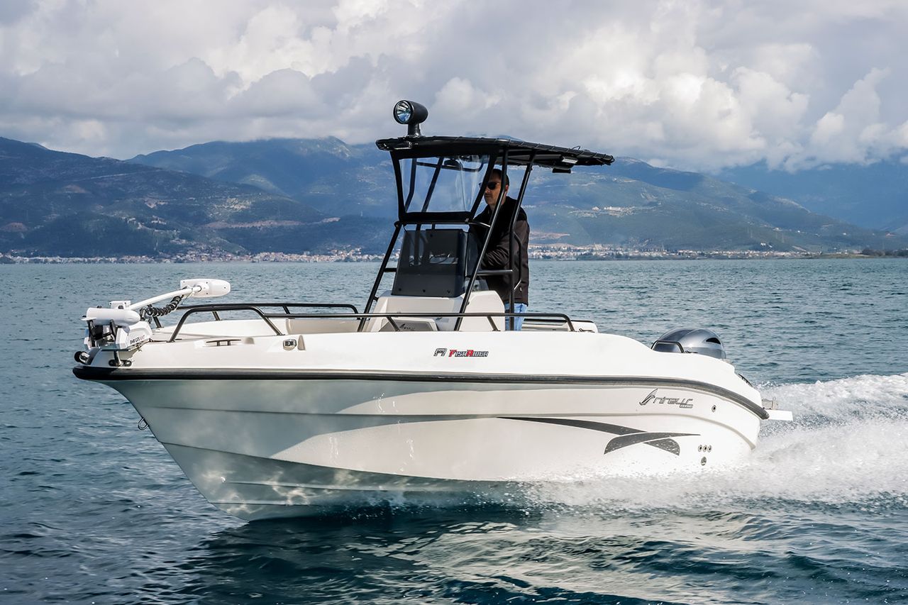Nireus Ω53 FishRider στη θάλασσα